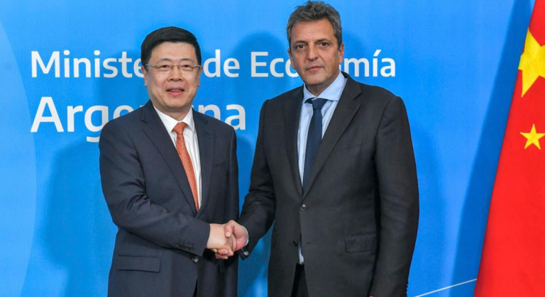 अर्जेंटीना के अर्थव्यवस्था मंत्री सर्जियो मस्सा और अर्जेंटीना में चीनी राजदूत ज़ौ शियाओली। स्रोत: तेलम।