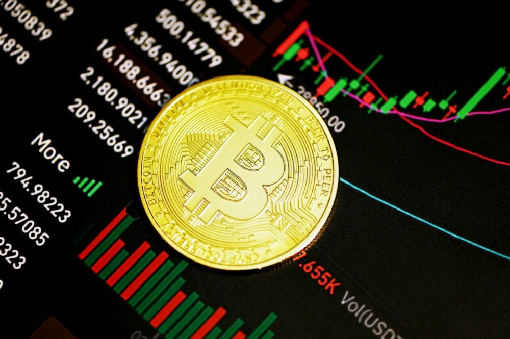 Bitcoin pitää yli 28,000 10 dollaria, Ether nousee eniten kymmenen parhaan krypton joukossa