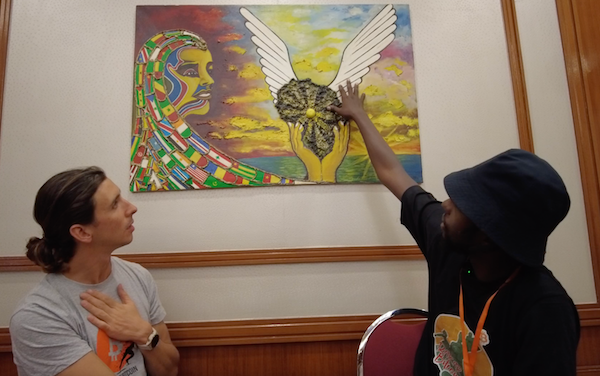 Nourou señala las alas de África durante una entrevista