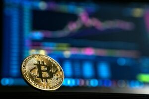 Bitcoin handler over 28,000 USD, Dogecoin fører frem blandt top 10 kryptoer