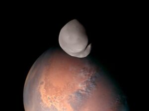 Emirates Mars Mission wykonuje pierwsze zdjęcia w wysokiej rozdzielczości księżyca Marsa, Deimosa