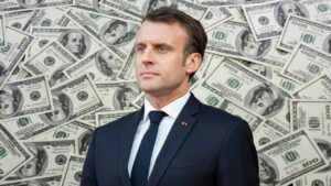 De Franse president Emmanuel Macron stelt dat Europa zijn afhankelijkheid van de Amerikaanse dollar moet verminderen om te voorkomen dat het 'vazallen' wordt