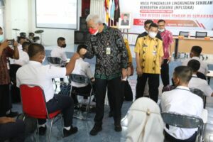 Central Javas guvernör Ganjar Pranowo startade en friskola för underprivilegierade elever