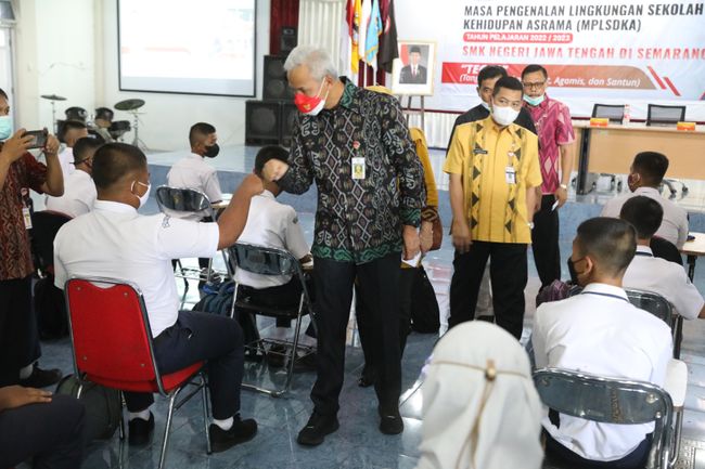 Kesk-Jaava kuberner Ganjar Pranowo algatas vähekindlustatud õpilastele tasuta kooli