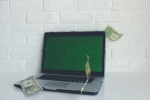 Hacker stjäl 11 miljoner dollar från gamla versioner av Aave och Yearn Finance