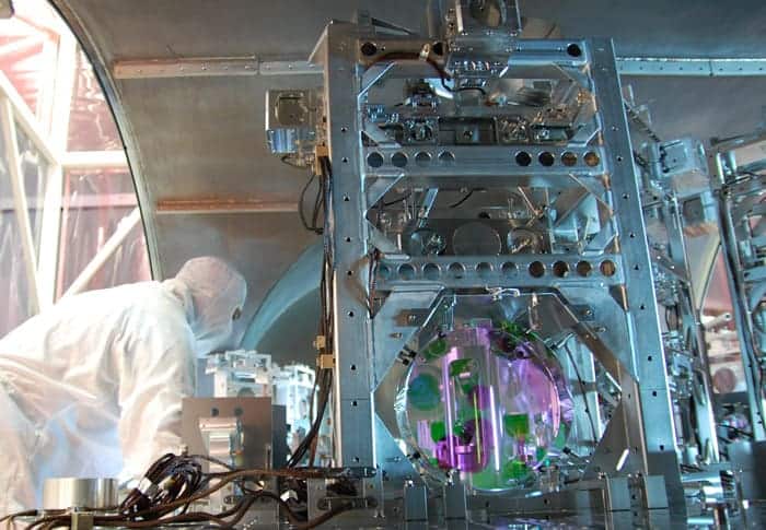Immagine di un ricercatore LIGO che lavora nel laboratorio statunitense