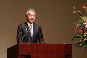 Prezes MHI Seiji Izumisawa kieruje słowa zachęty do nowych pracowników podczas ceremonii powitania firmy w 2023 r.