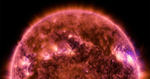 太陽の小さな噴流が巨大な太陽風を生み出す