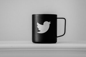 Twitter trykker på eToro for aktiekurser i realtid