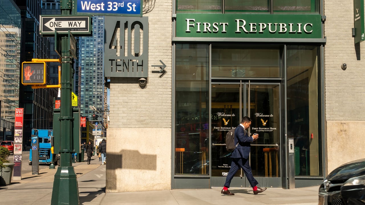 First Republic Bank 股价暴跌逾 30%，美国银行业仍在苦苦挣扎