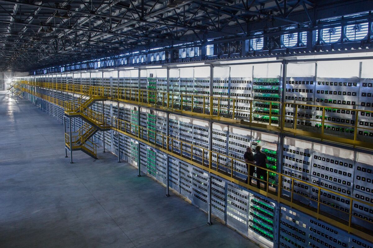 enorme magazzino pieno di hardware per il mining di criptovalute