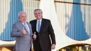 El presidente de Brasil, Lula, actuará como enlace de los BRICS para ayudar a Argentina y analiza la línea de crédito en reales brasileños