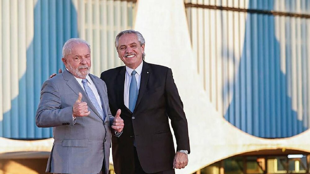 الرئيس البرازيلي لولا يتصرف كجهة اتصال بريكس لمساعدة الأرجنتين ، ويناقش خط الائتمان بالريال البرازيلي