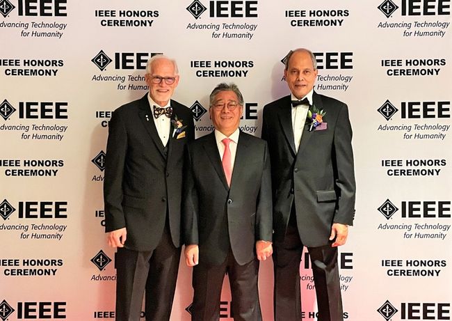 دنسو جایزه نوآوری شرکتی IEEE را در مراسمی برای توسعه و گسترش استفاده از کد QR دریافت کرد.