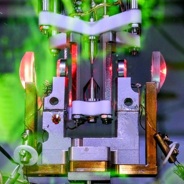 Íons emaranhados estabelecem recorde de longa distância – Physics World
