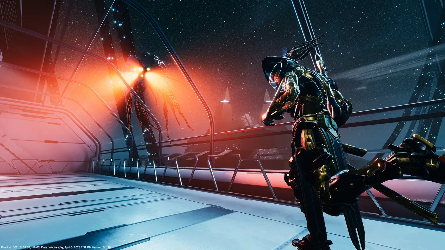 Universe Proving Grounds Screenshot, amelyen Reyu egy disztópikus sci-fi folyosón látható nagy robotdrónnal, csápjai vörös fénnyel világítanak felé.