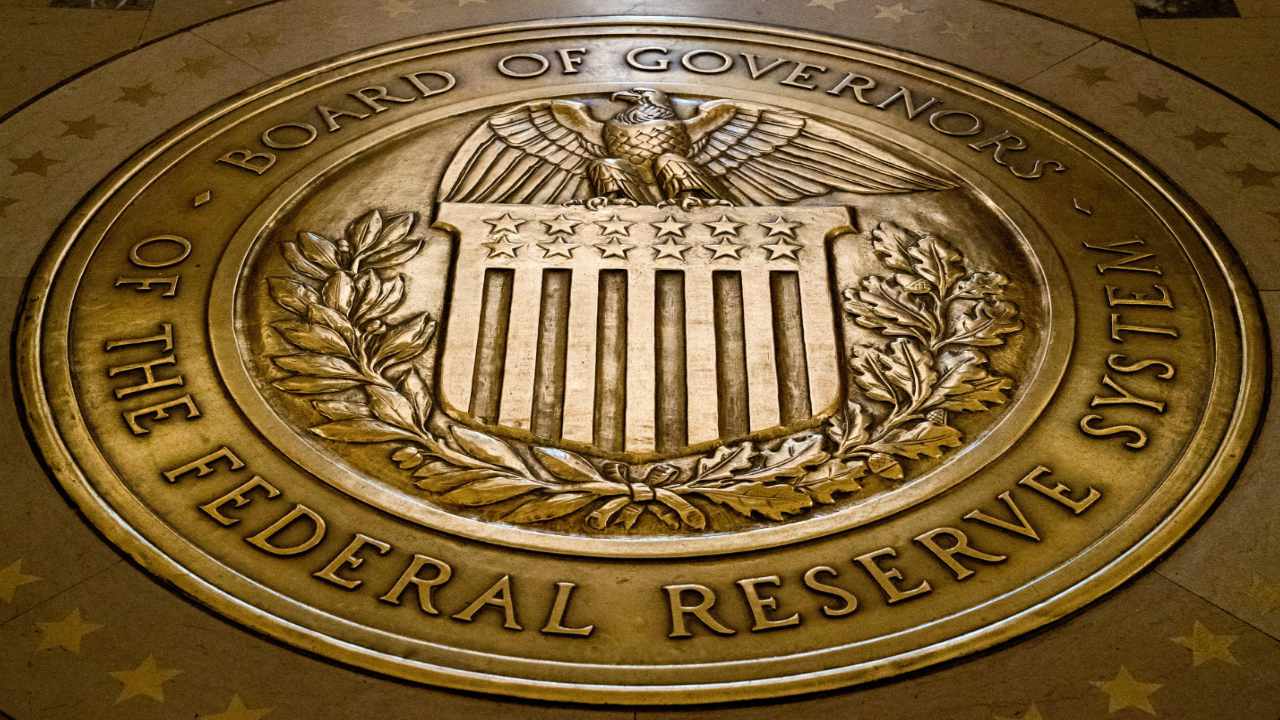 Fed razkriva, da je 722 bank poročalo o nerealiziranih izgubah nad 50 % kapitala, ko se bančna kriza v ZDA stopnjuje