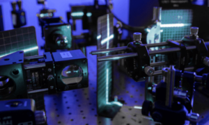 LightSolver pravi, da so laserji vrhunski klasični, kvantni za optimizacijo