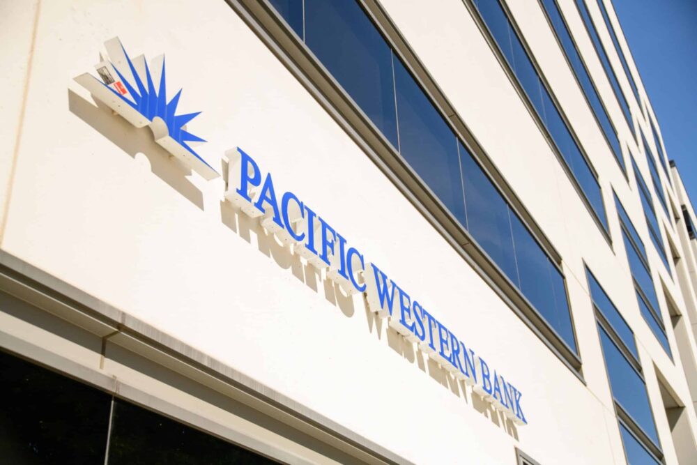 Η PacWest λέει σε συνομιλίες με πιθανούς εταίρους μετά την πτώση της μετοχής