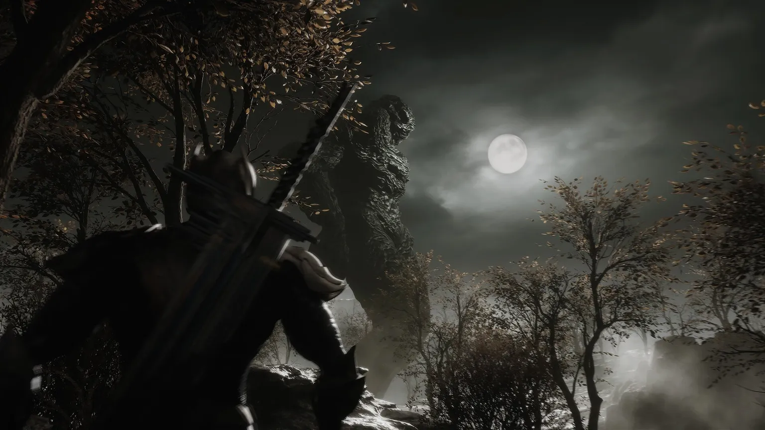 Screenshot, der einen Charakter mit Schwert zeigt, der zu einem dunklen, bewölkten Himmel mit Vollmond und einer massiven, steinartigen Godzilla-Kreatur über ihm blickt.