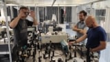 Investigadores creando un condensado de polaritón