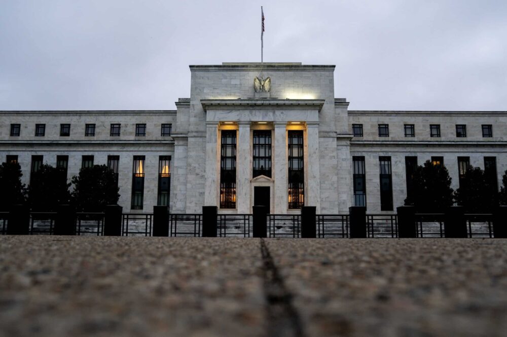 ФРС повышает ставки США на четверть пункта, сигнализируя о возможной паузе