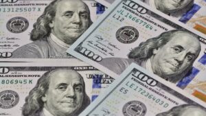 וורן באפט רואה ב"אין אופציה" מלבד דולר אמריקאי כמטבע רזרבה, אך מזהיר שהפד לא יוכל "פשוט להדפיס כסף ללא הגבלת זמן"