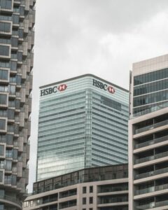 Le géant bancaire HSBC met en garde contre une récession imminente aux États-Unis et en Europe