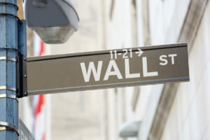 Биткойн, Эфир, рост; Большинство топ-10 криптовалют падают, так как иск SEC давит на настроения инвесторов