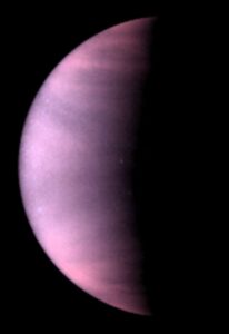 Bouwstenen van DNA zouden kunnen overleven in de corrosieve wolken van Venus, zeggen astronomen - Physics World