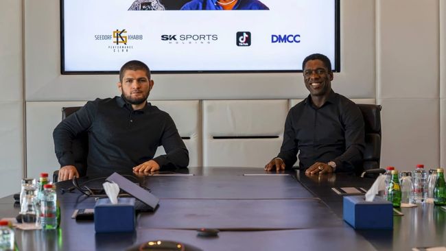 Clarence Seedorf og Khabib Nurmagomedov, med SK Sports Holding, signerer globalt partnerskap med FITLIGHT