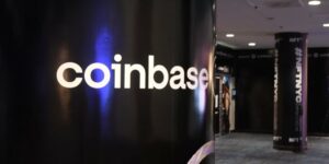 หุ้น Coinbase ลดลง 18% ในการซื้อขายก่อนเปิดตลาดเนื่องจากการฟ้องร้องของ ก.ล.ต. - ถอดรหัส