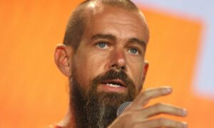 Jack Dorsey Calls Out Tim Cook: Why Doesn't Apple Pay Support Bitcoin?