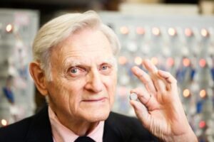 John Goodenough: Nobelprisvinnende batteripioner dør 100 år gammel – Physics World