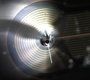 Pułapka magnetyczna utrzymuje nadprzewodzącą mikrosferę w stanie lewitacji i stabilności – Physics World
