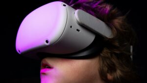 Meta Employees Find Metaverse Headsets 'Glitchy'Unwieldy
