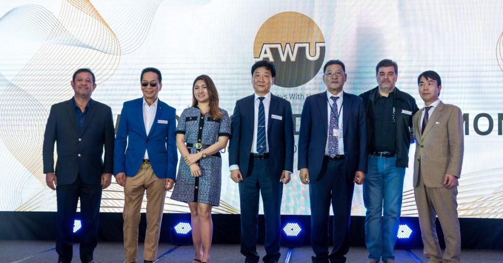 Herr Lee (vierter von rechts) mit den geschätzten Gästen Sec Panelo Salvador, Frau Kaydee Velasco, Lim Kyung-taek, Ramon Gutierrez und Kim Seongwoo
