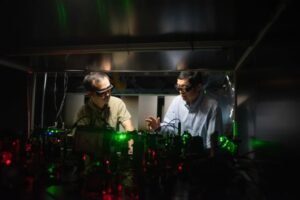 Kvantesammenfiltring fordobler mikroskopopløsningen – Physics World