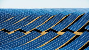 Investiția în energia solară va depăși petrolul pentru prima dată în acest an