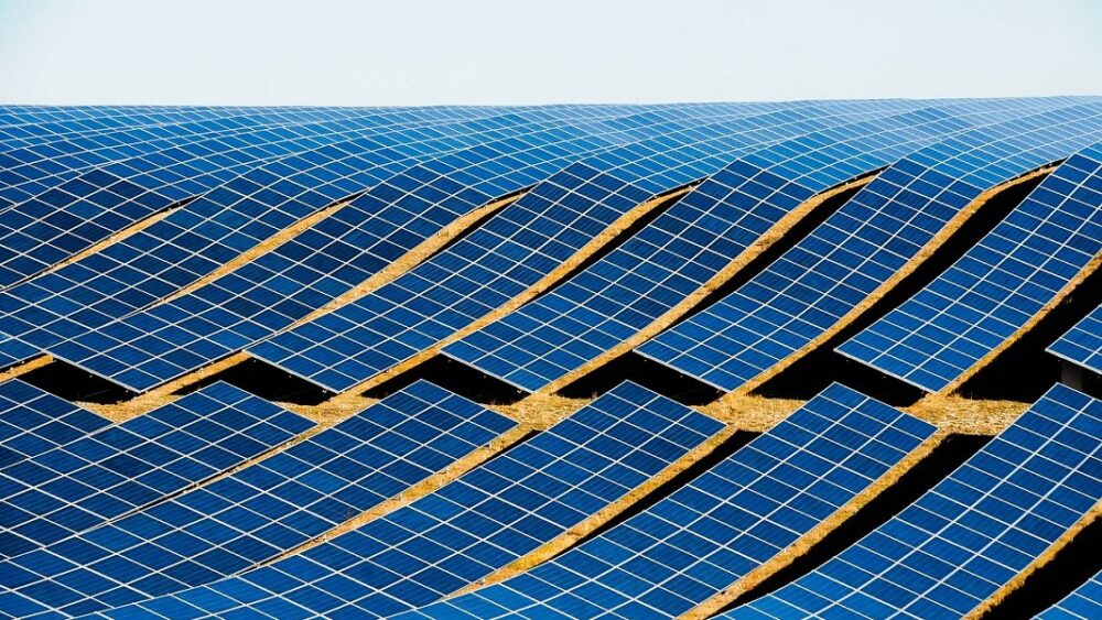 Solenergiinvesteringer vil overhale olien for første gang nogensinde i år