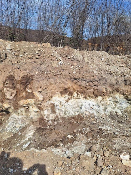 Tidak dapat melihat gambar ini? Kunjungi: https://platoblockchain.com/wp-content/uploads/2023/07/atlas-lithium-expands-anitta-pegmatite-trend-to-2-3-kilometers-confirms-near-surface-mineralisasi-dengan- penggalian-2.jpg