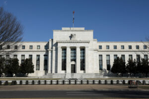 Bitcoin, Ether kanter op efter at Fed hæver renten som forventet; Solana fører vinderne