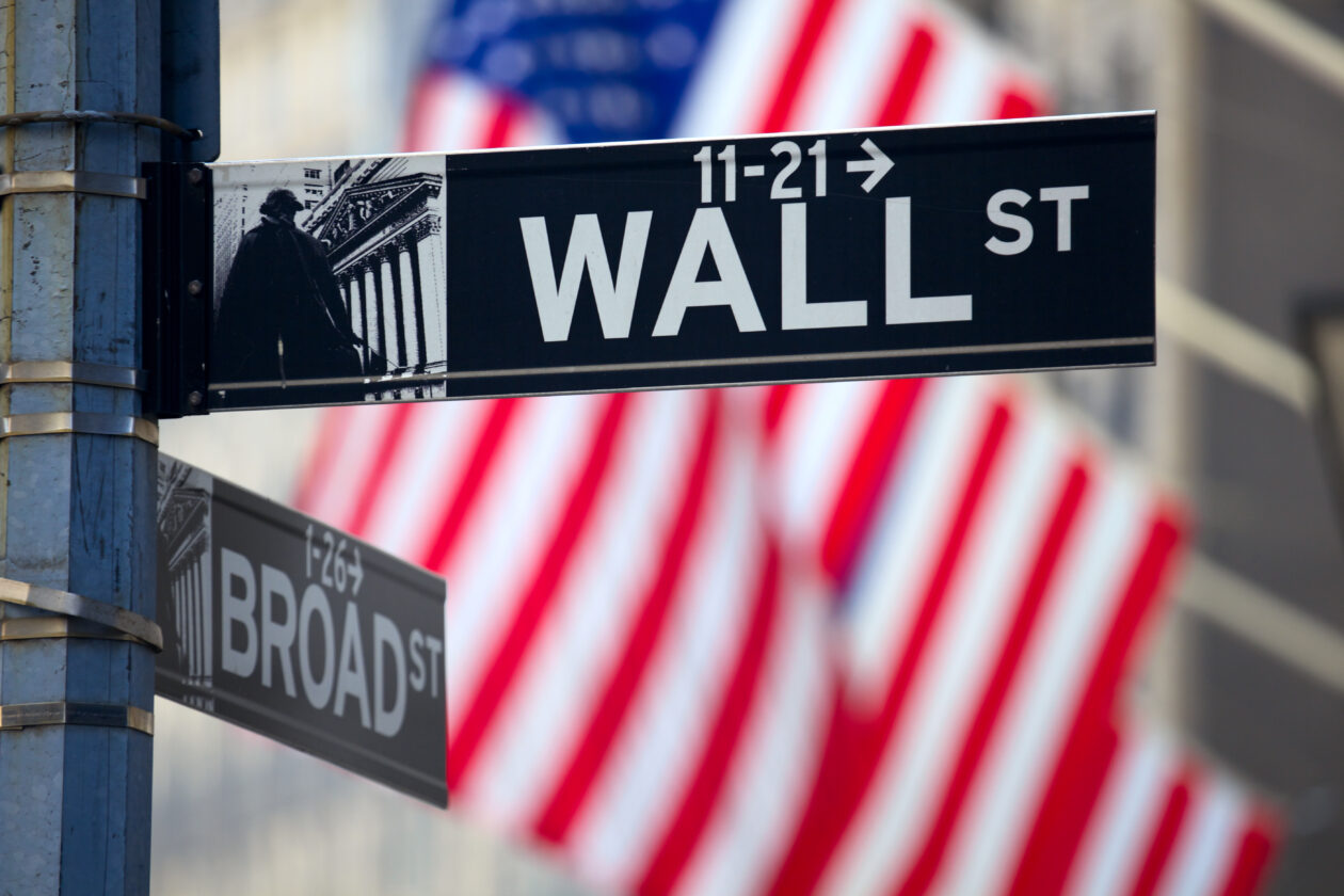 Znaki Wall Street na Manhattanie w Nowym Jorku
