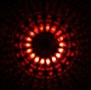 Een zeer gestructureerde lichtuitbarsting die een reeks concentrische ringen van periodieke lichte en donkere gebieden vormt