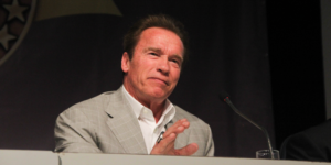Skynet Εισερχόμενα; Ο αστέρας του "Terminator" Arnold Schwarzenegger προειδοποιεί για απειλή AI - Decrypt