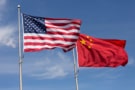 米国と中国の国旗がはためく