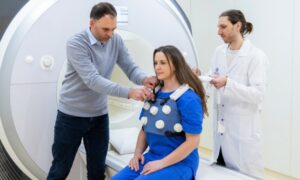 Bærbar spolevest kunne ændre spillet i bryst-MRI – Physics World