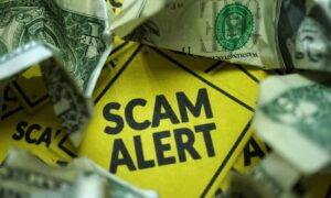 4 osebe obtožene zaradi domnevnega goljufanja vlagateljev v kriptovalute in prevare s plemenitimi kovinami