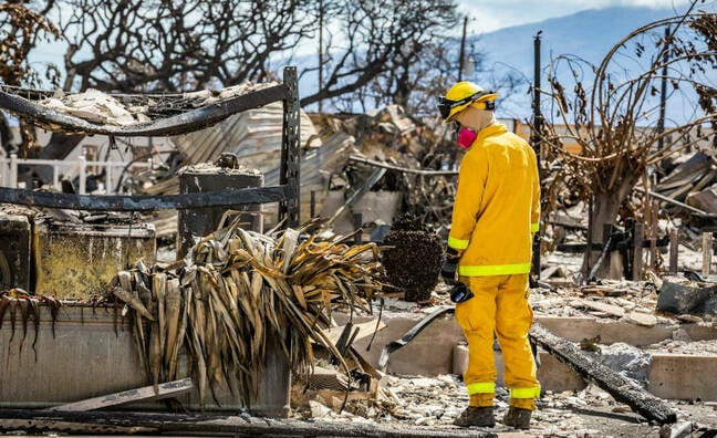 צבא ארה"ב מבצע פעולות חיפוש באזורים שנפגעו משריפות בלאהאינה, מאווי, הוואי, ב-15 באוגוסט 2023