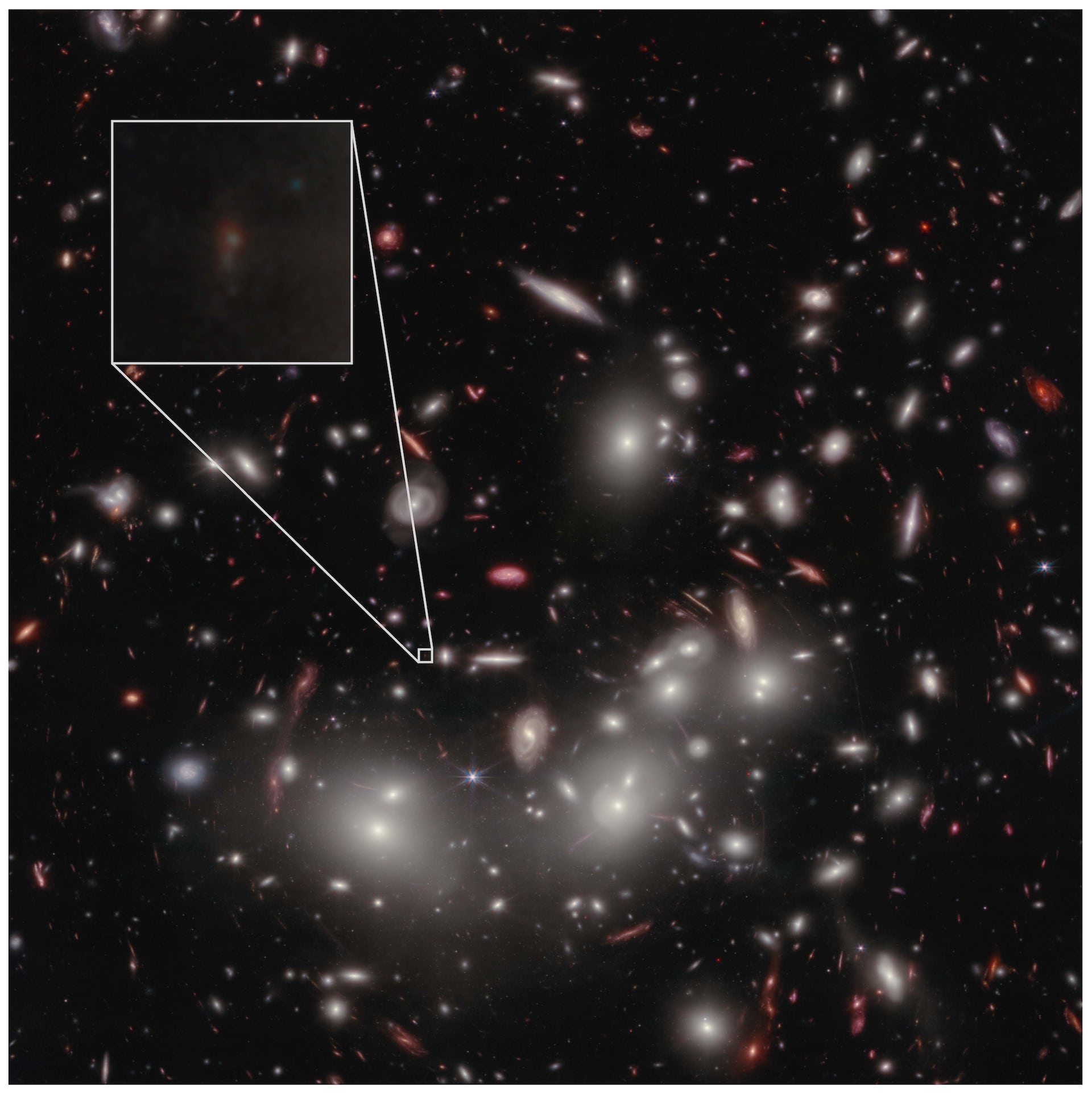 Sterke lys (galakser og noen få stjerner) mot et mørkt bakteppe av himmelen. En svak galakse vises i en forstørret boks som en svak flekk.